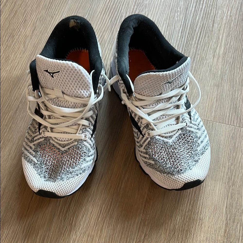 Mizuno White and Black Sneakers with Breathable Mesh and Cushioned Midsole